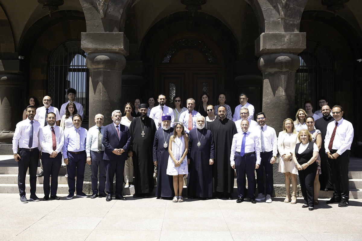 Beyoğlu Üç Horan yönetimi Eçmiadzin'de  Katolikos II. Karekin ile görüştü